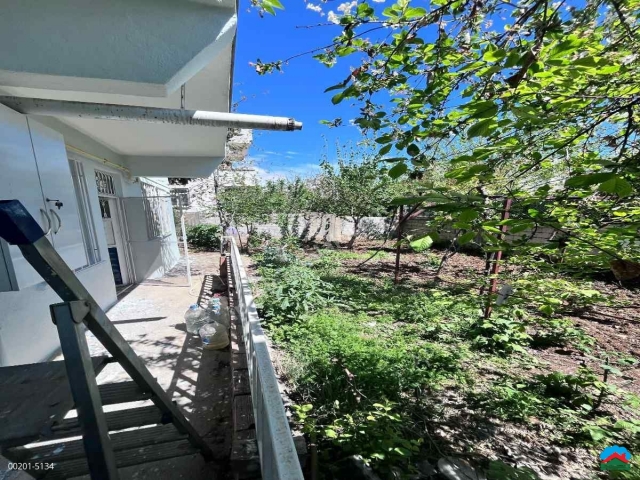 YENİMAHALLE MAH.SATILIK 304M2 ARSA ÜZERİ 130M2 2+1 BAHÇELİ DAİRE